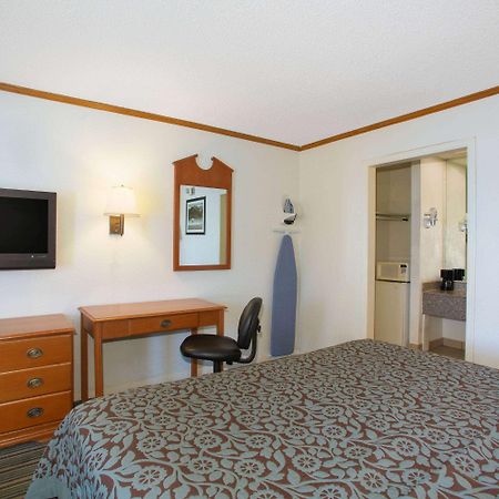 Days Inn By Wyndham Wichita West Near Airport Bagian luar foto