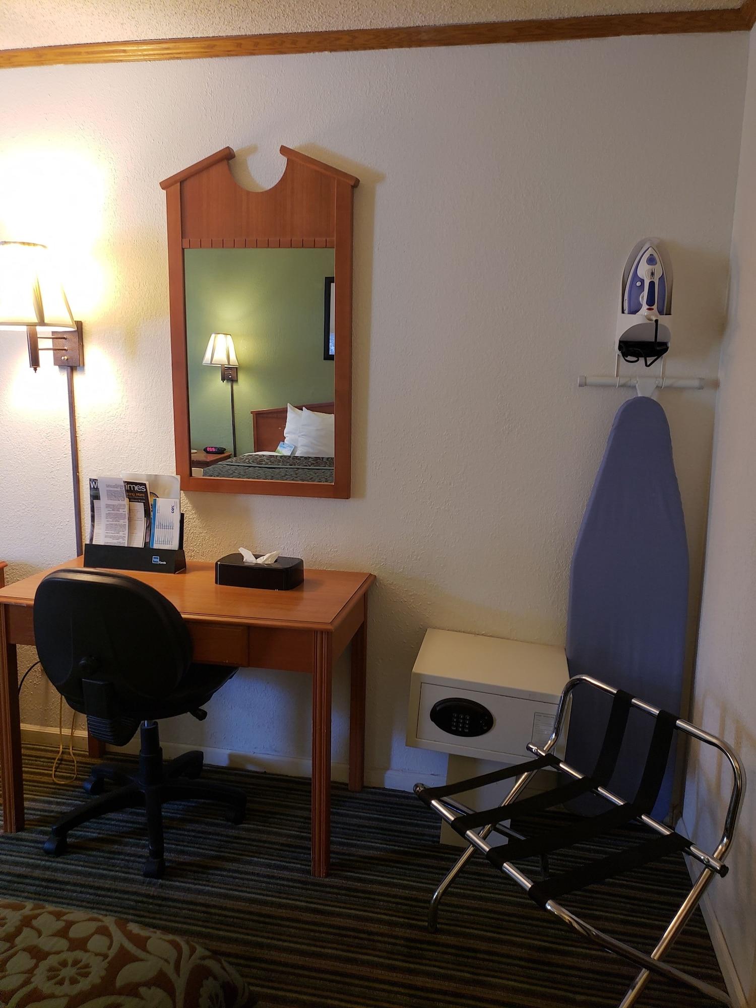 Days Inn By Wyndham Wichita West Near Airport Bagian luar foto