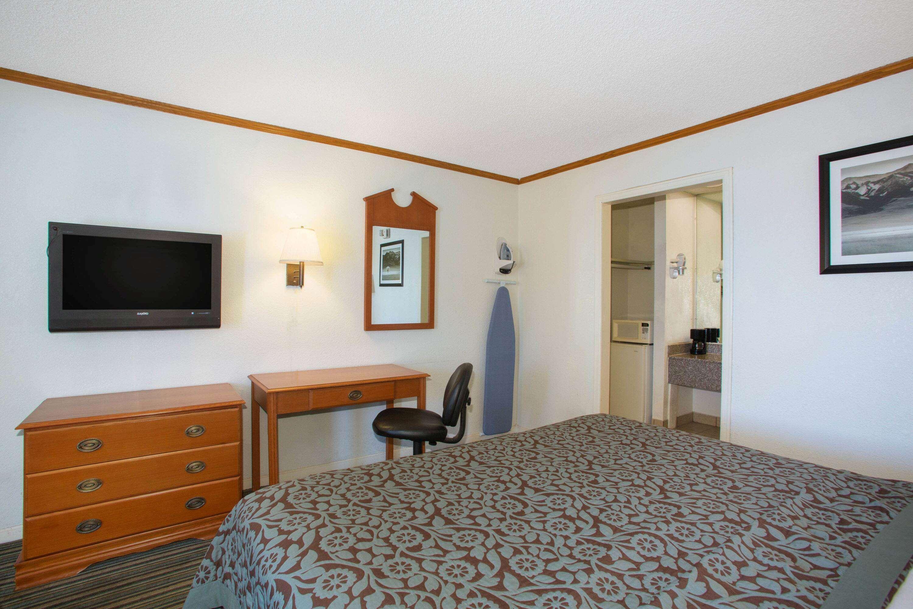 Days Inn By Wyndham Wichita West Near Airport Bagian luar foto