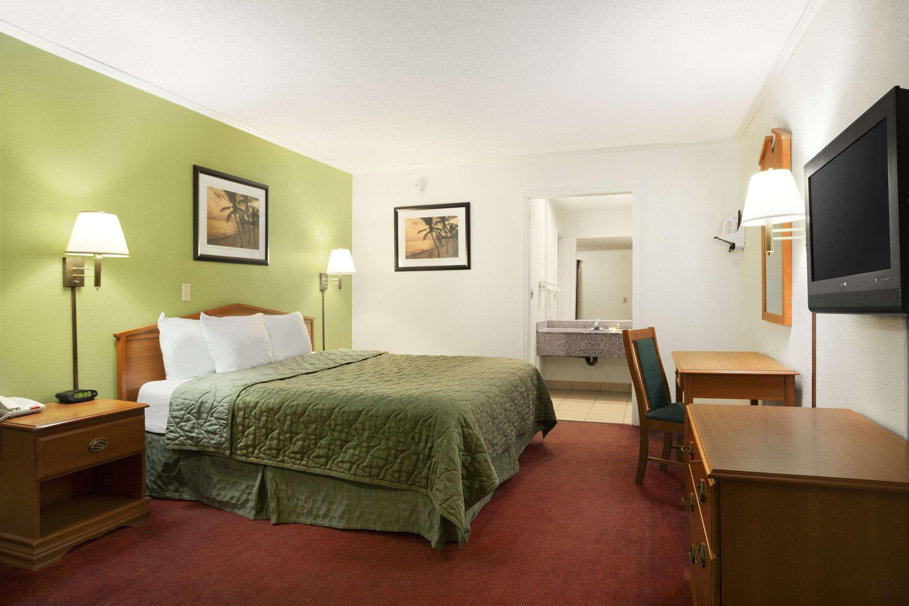 Days Inn By Wyndham Wichita West Near Airport Bagian luar foto