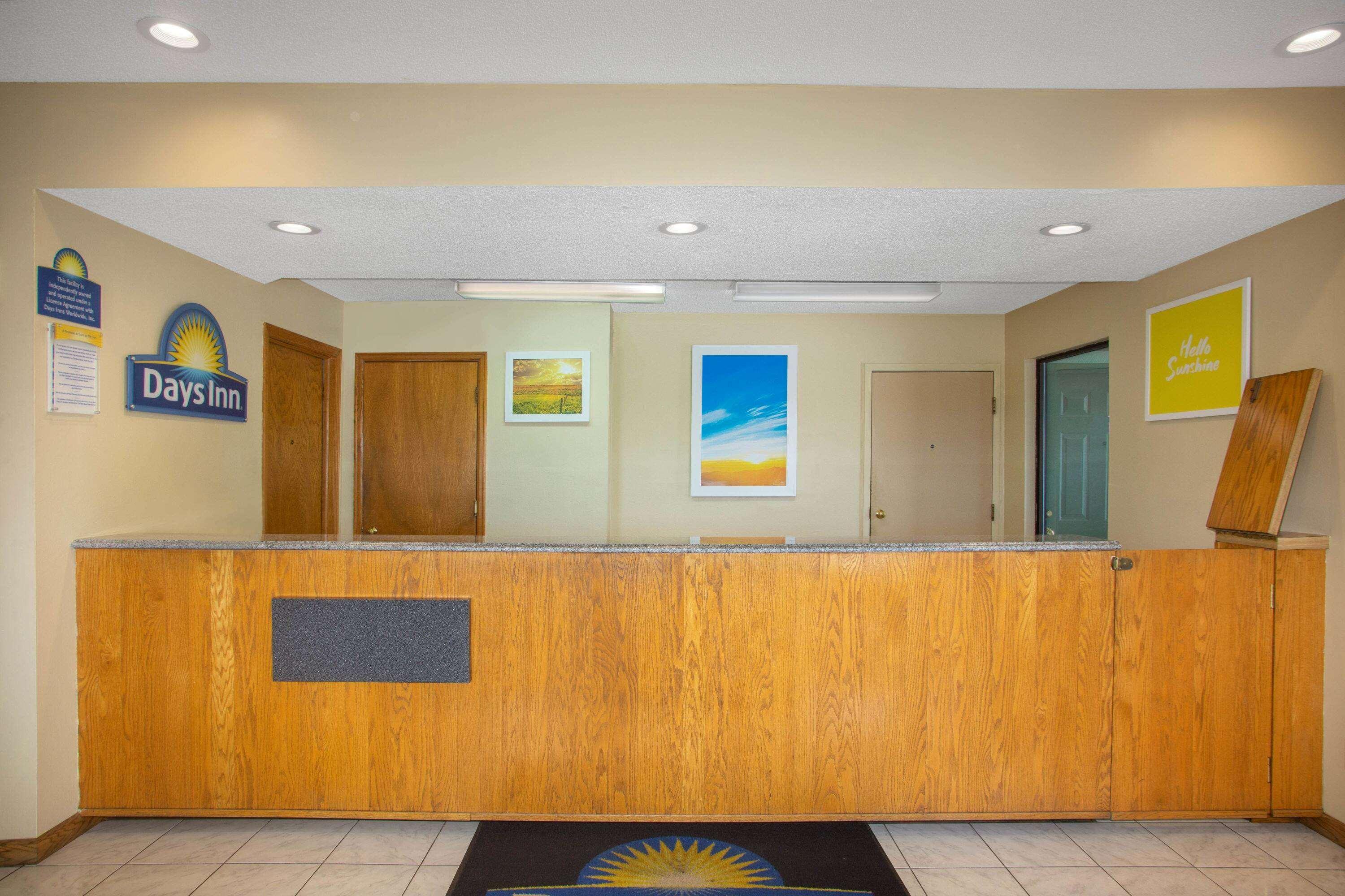 Days Inn By Wyndham Wichita West Near Airport Bagian luar foto