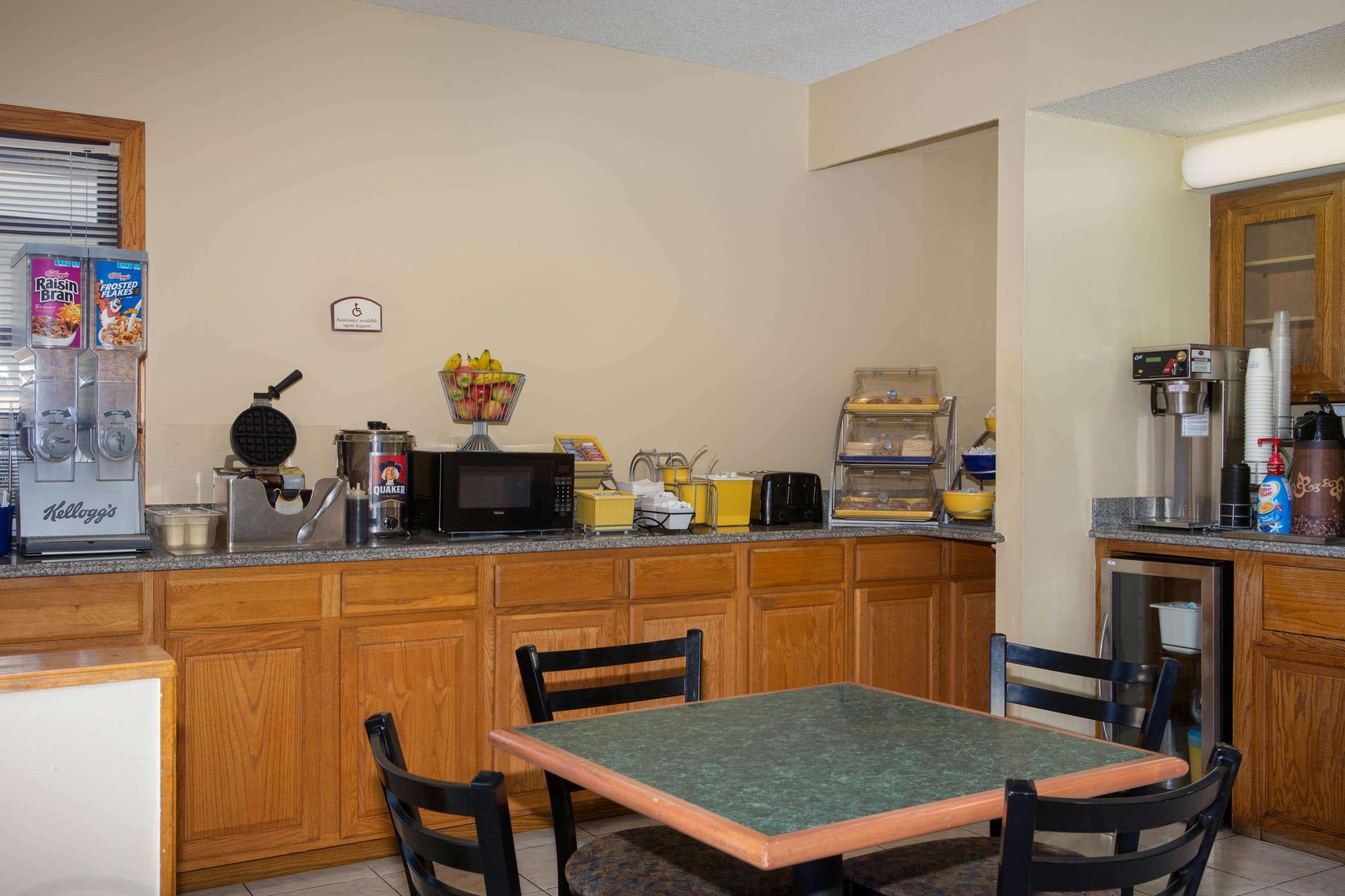 Days Inn By Wyndham Wichita West Near Airport Bagian luar foto