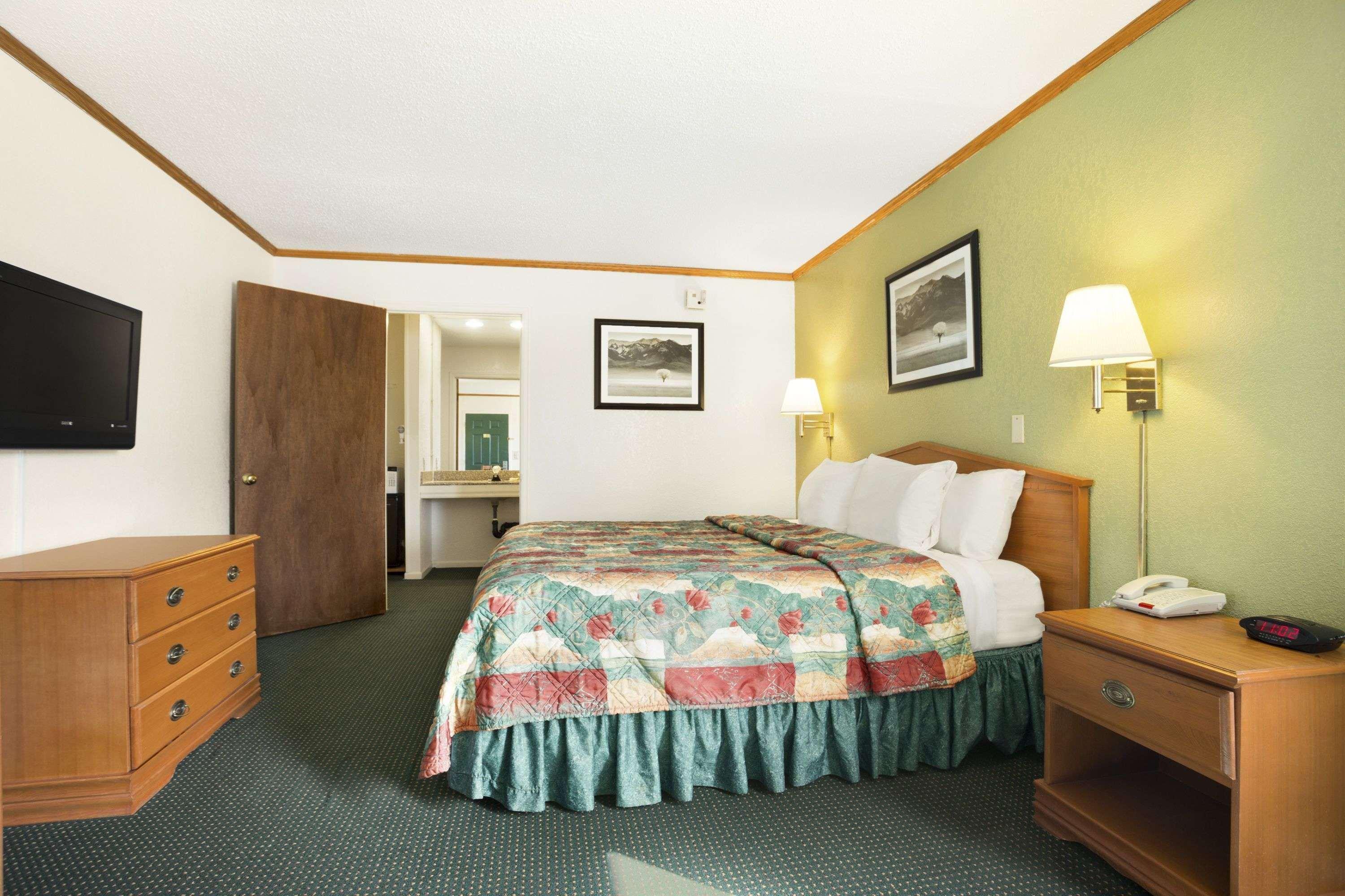 Days Inn By Wyndham Wichita West Near Airport Bagian luar foto