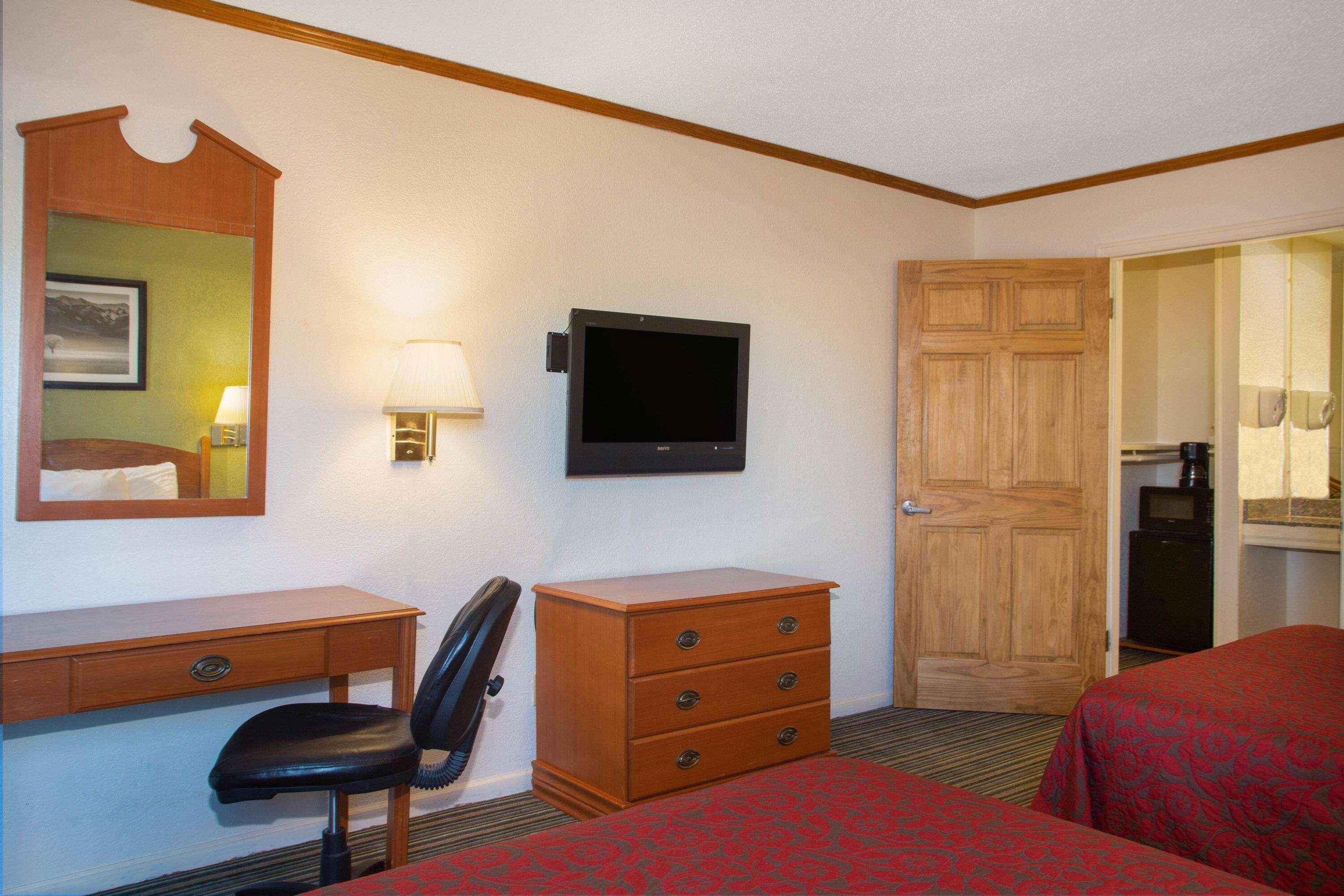 Days Inn By Wyndham Wichita West Near Airport Bagian luar foto