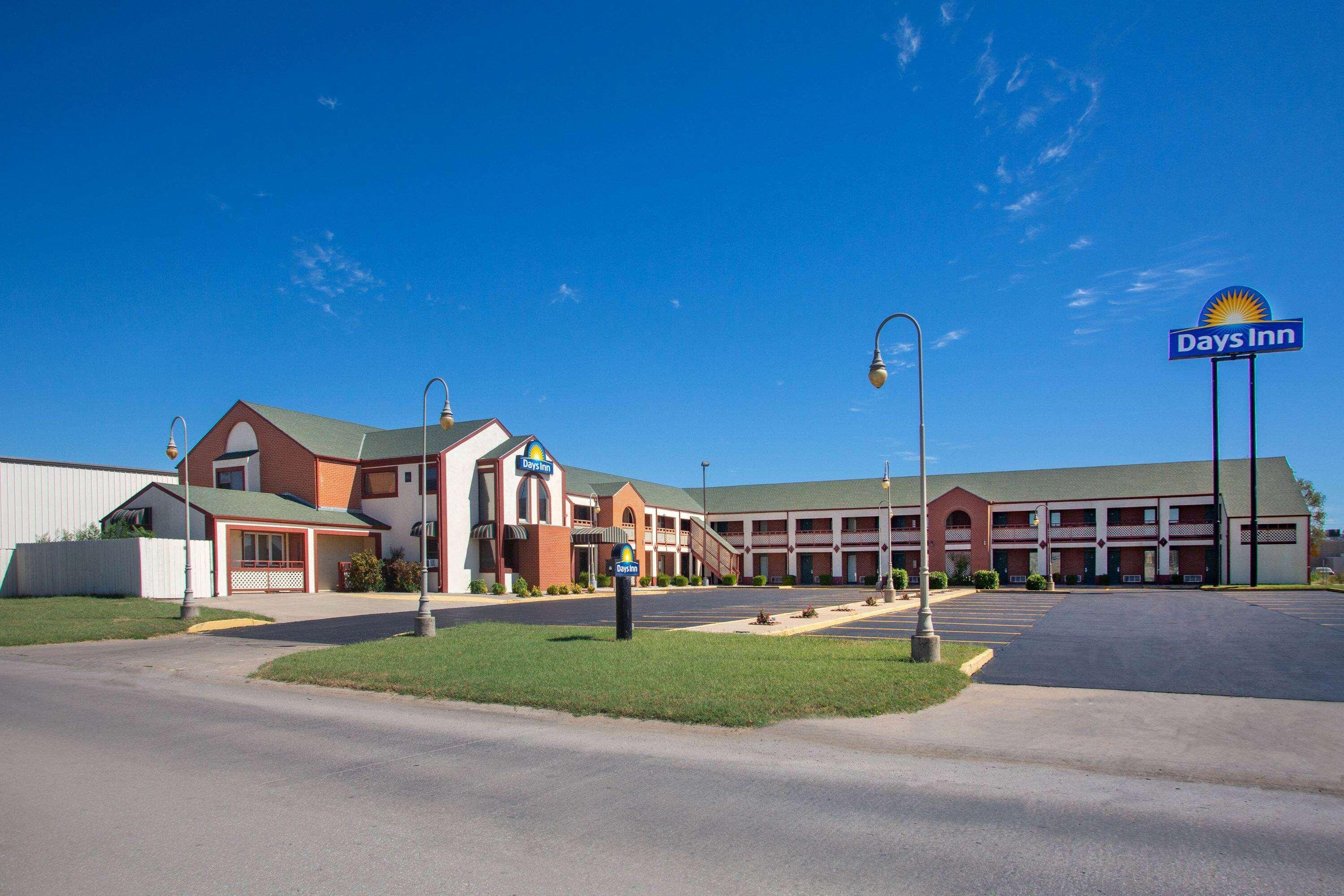 Days Inn By Wyndham Wichita West Near Airport Bagian luar foto