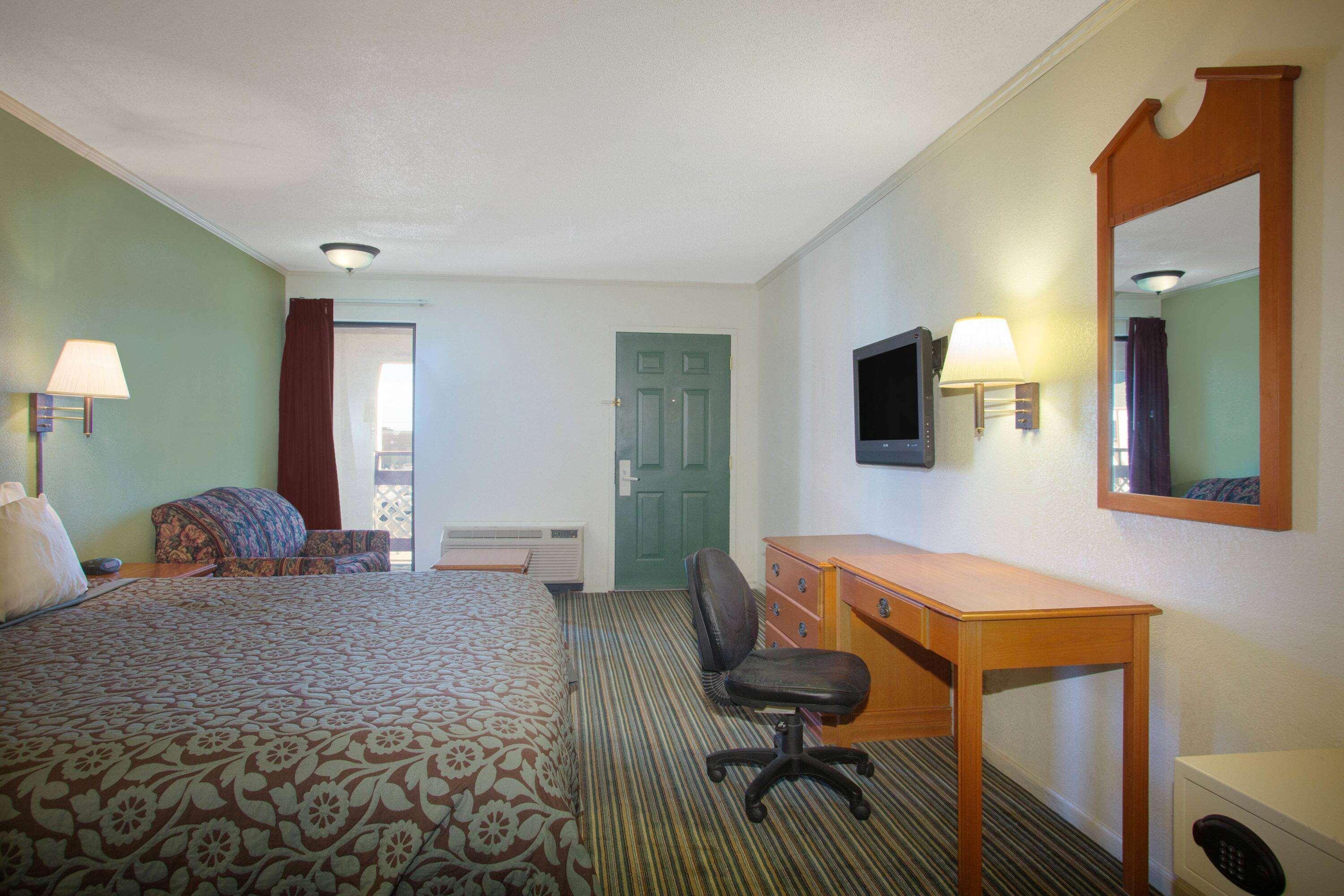 Days Inn By Wyndham Wichita West Near Airport Bagian luar foto