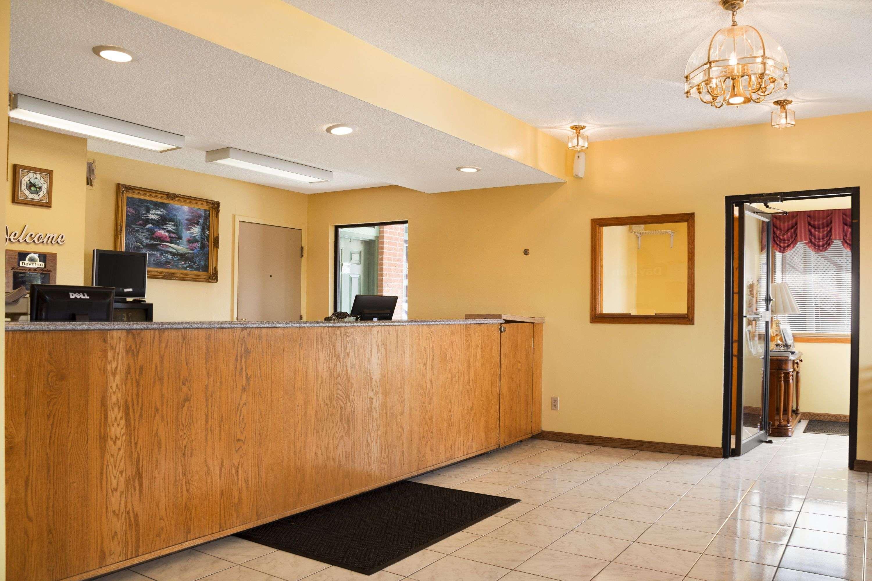 Days Inn By Wyndham Wichita West Near Airport Bagian luar foto