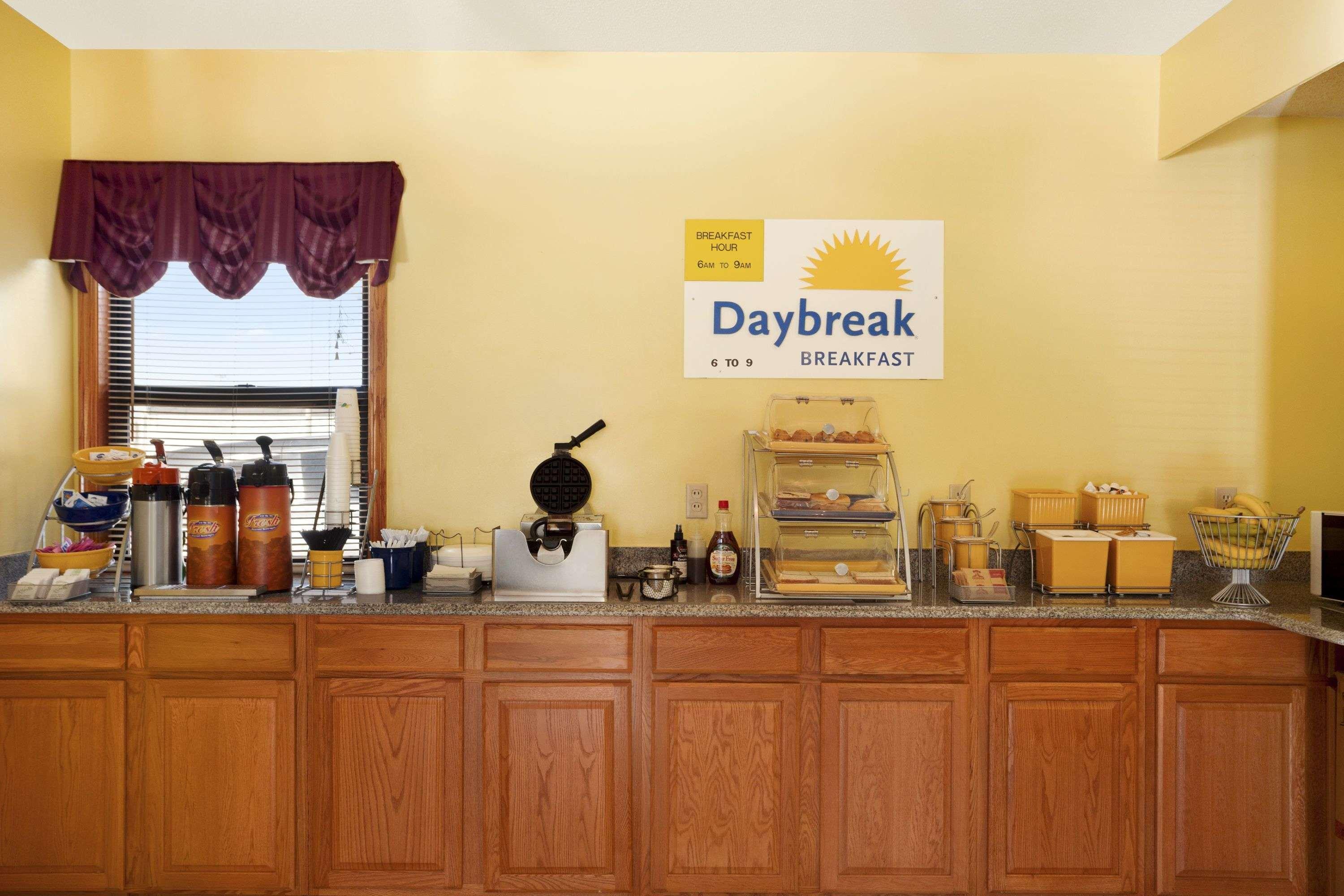 Days Inn By Wyndham Wichita West Near Airport Bagian luar foto