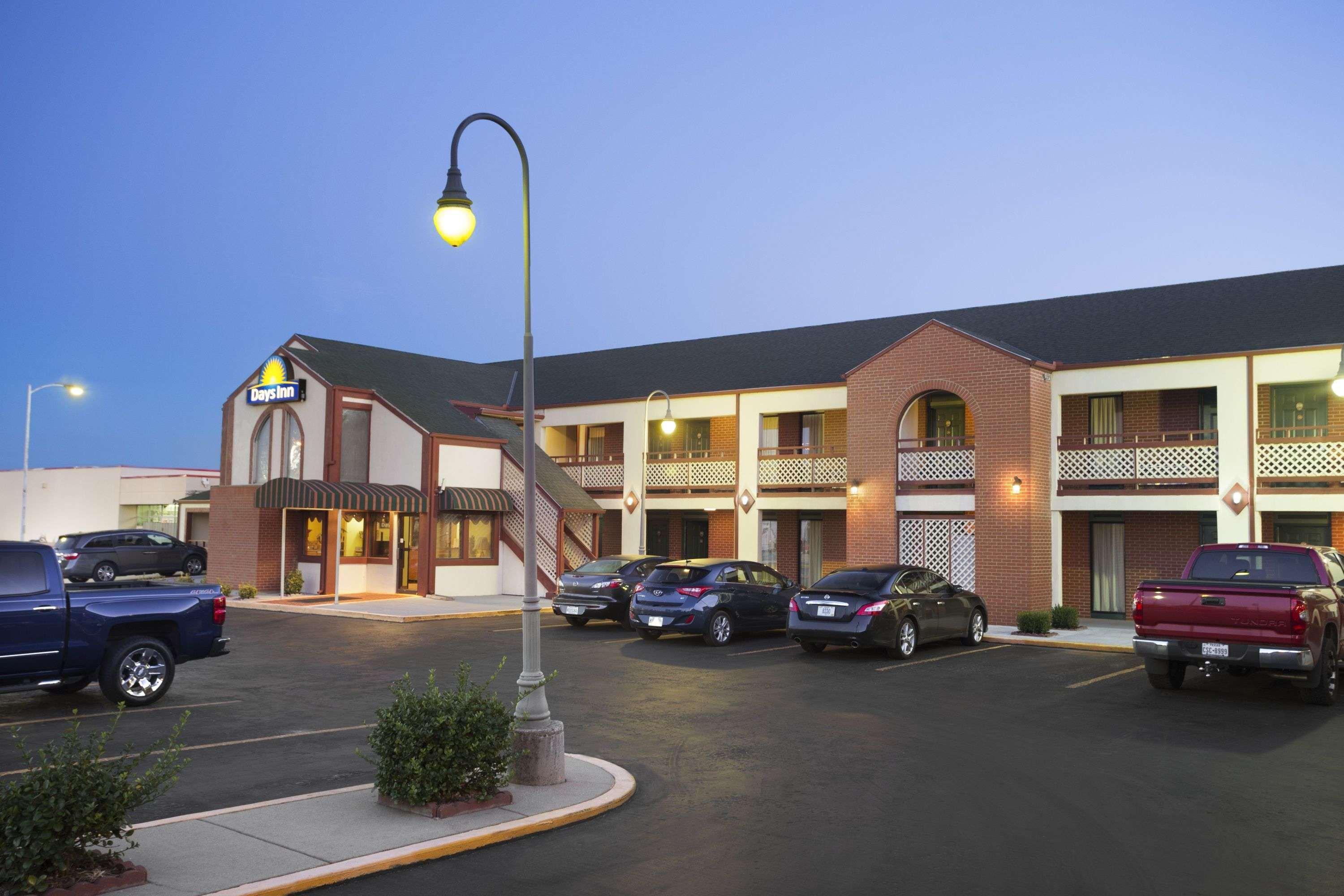 Days Inn By Wyndham Wichita West Near Airport Bagian luar foto