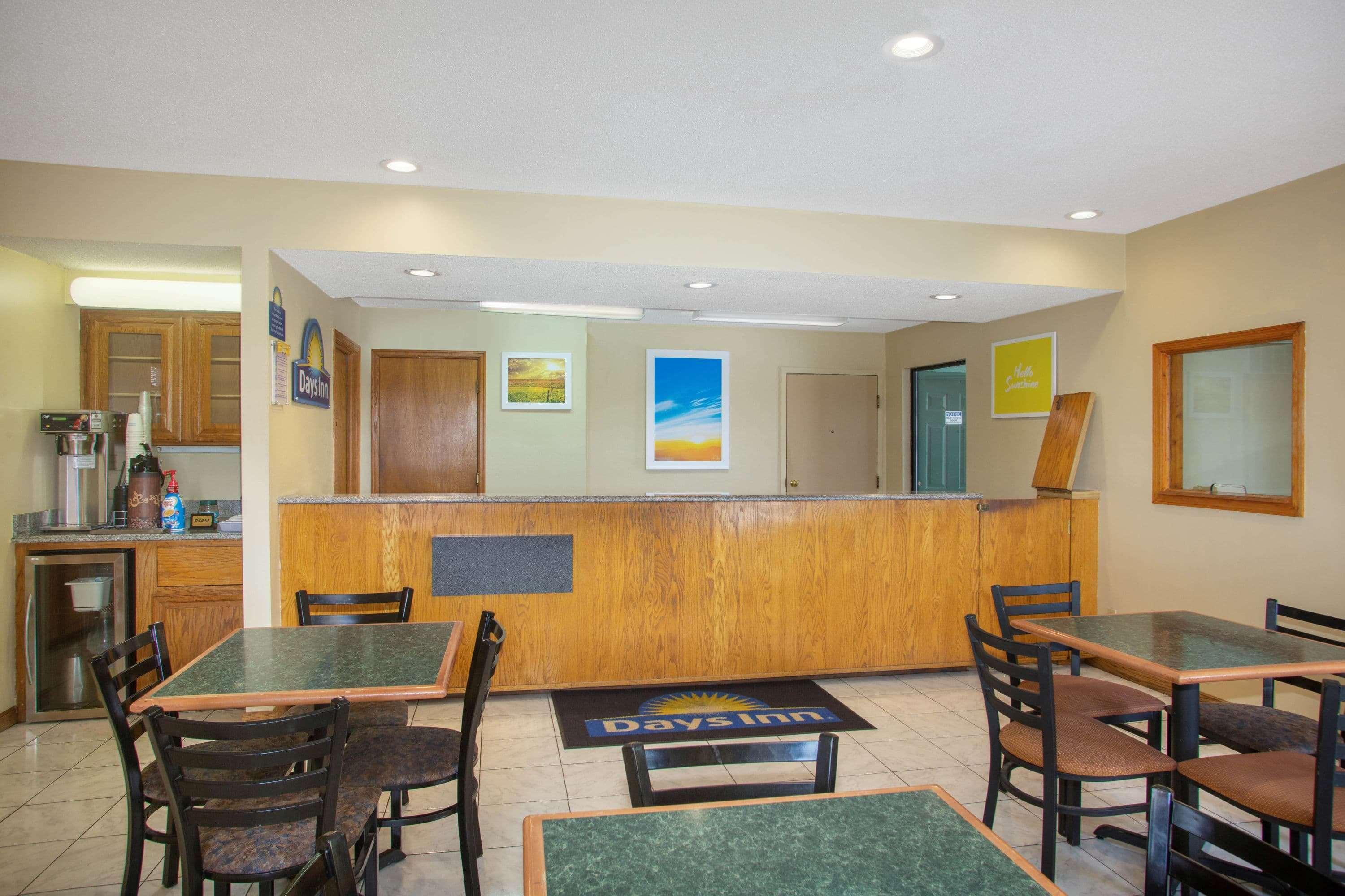 Days Inn By Wyndham Wichita West Near Airport Bagian luar foto