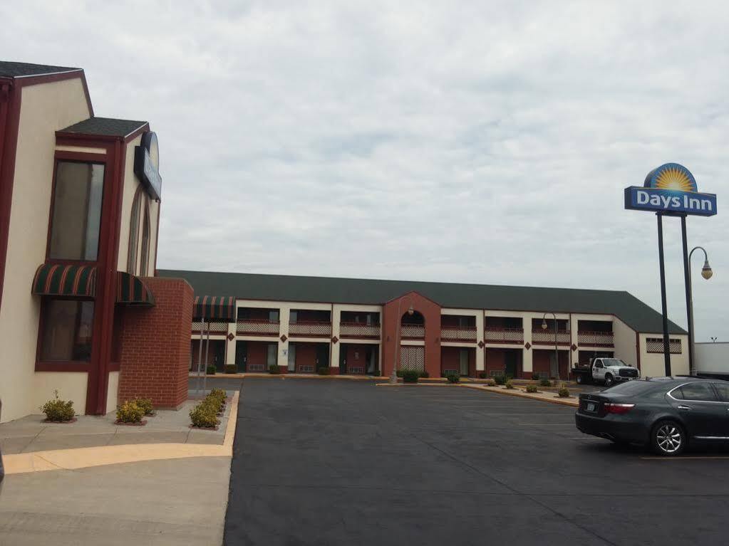 Days Inn By Wyndham Wichita West Near Airport Bagian luar foto
