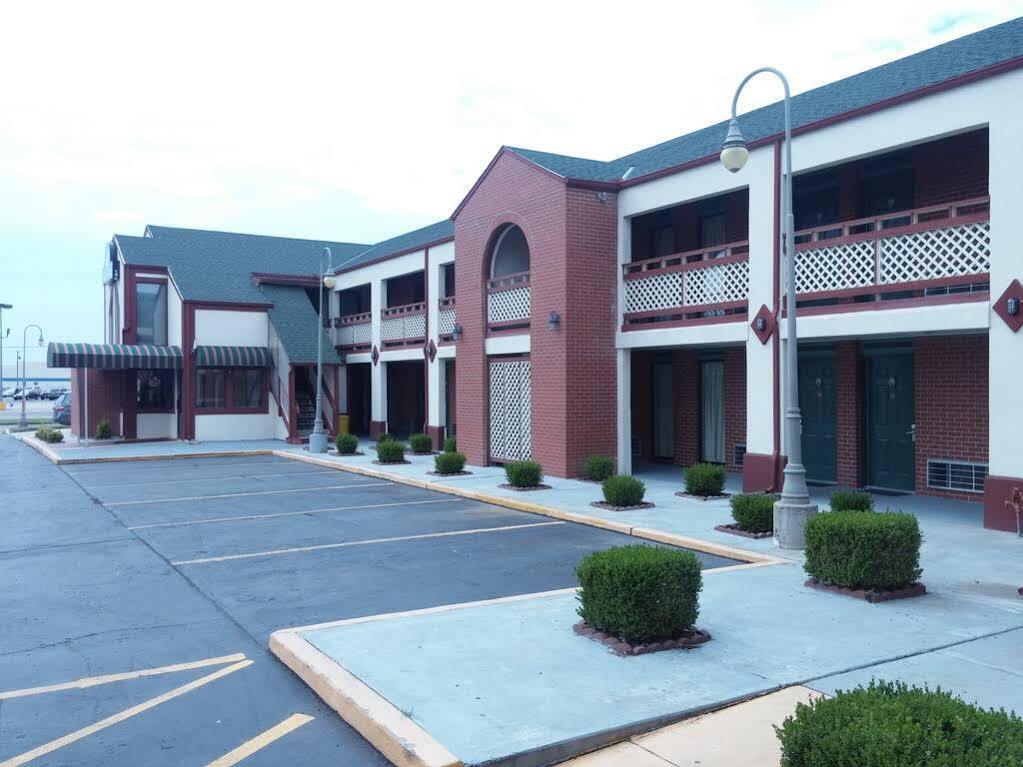 Days Inn By Wyndham Wichita West Near Airport Bagian luar foto